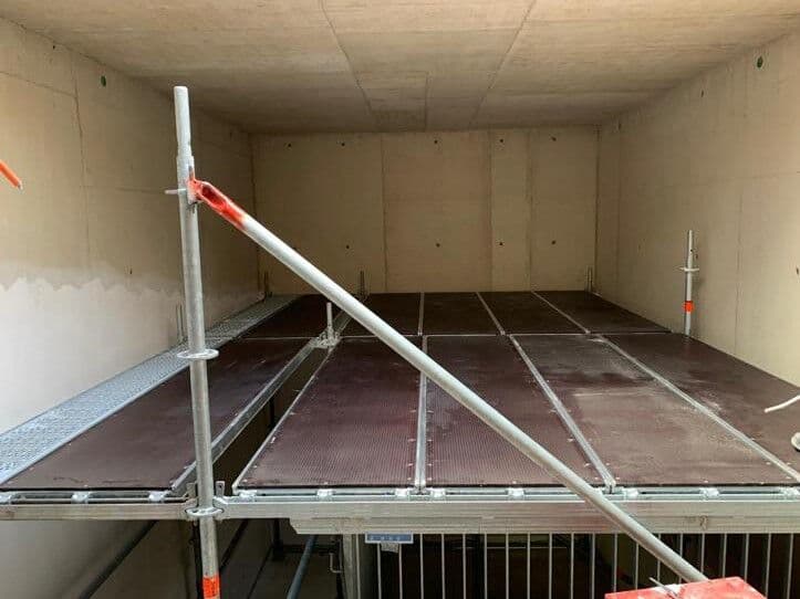 Raumgerüst in einem großen Innenraum