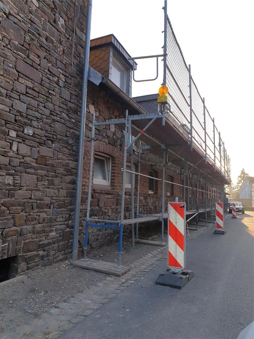 Schutzgerüst mit Dachfangwand an einem Wohnhaus