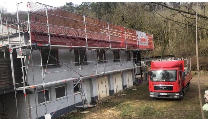 Wetterschutzdach über einer Dachbaustelle